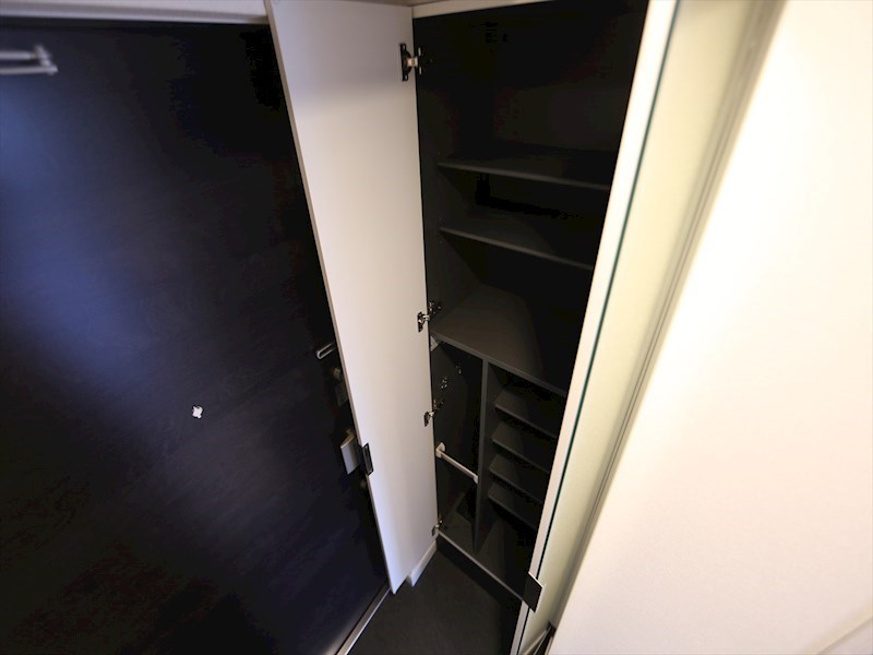 玄関　玄関　姿見鏡付き　シューズボックス付（収納充実してます）