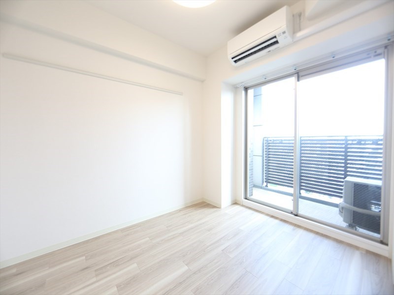 バルコニー　洋室6.4帖　エアコン完備　クローゼット付　バルコニー