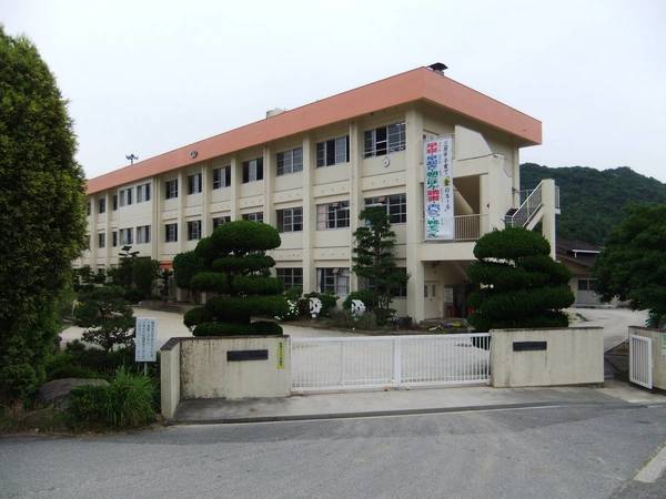 小学校　三原市立小泉小学校（小学校）まで1900m