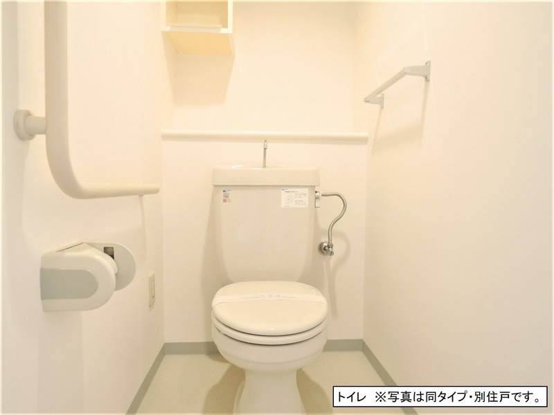 トイレ　便利な上部棚付き♪