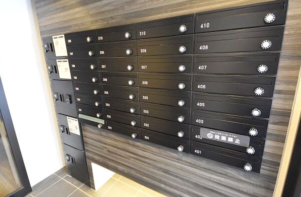 エントランス　☆宅配ボックス完備☆