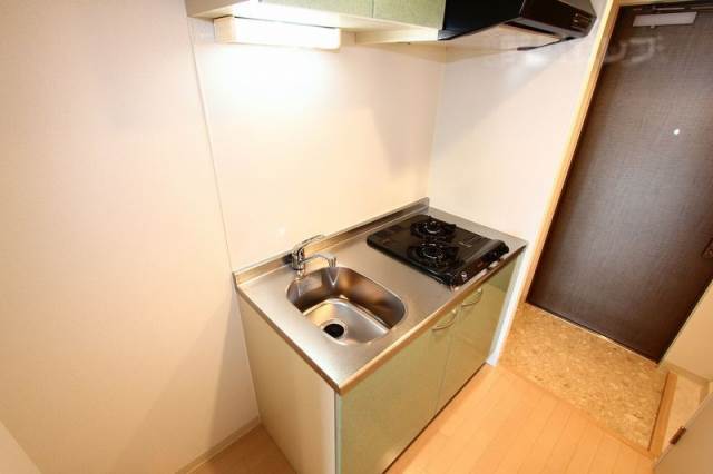 キッチン　冷蔵庫スペースの確保された２口コンロのキッチン