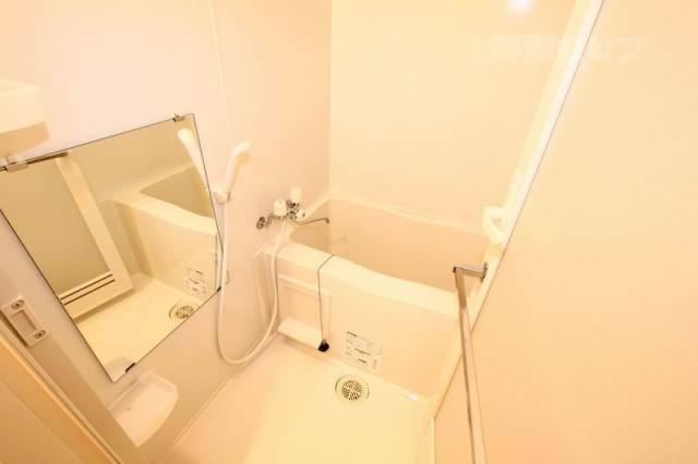 バス・シャワールーム　大きな鏡が嬉しいお風呂です。