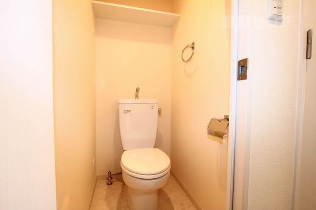 トイレ　戸棚が嬉しいお手洗い