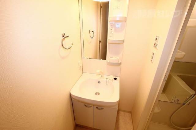 洗面設備　洗面台、シャワーヘッドで使いやすいですよ。