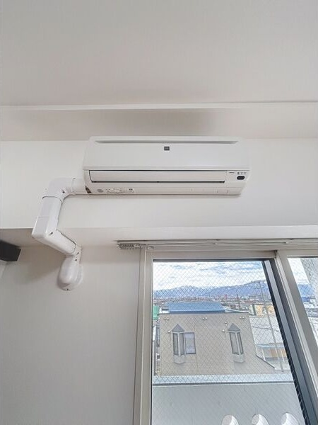 その他設備　夏もカラッと快適♪エアコン付きです！
