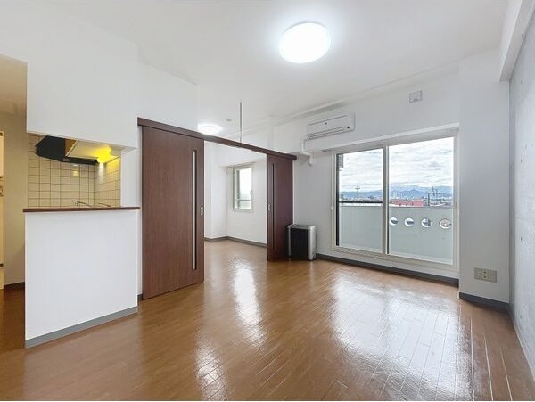 居室・リビング　明るい居間で気持ちまで明るくなりますね！