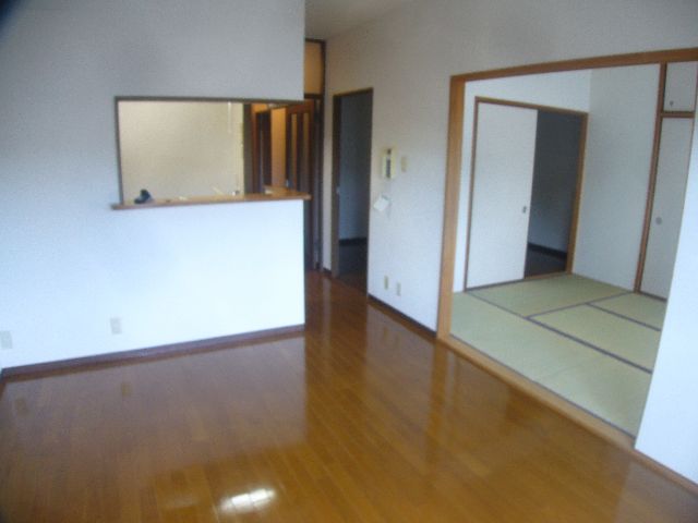 居室・リビング　リビングから和室