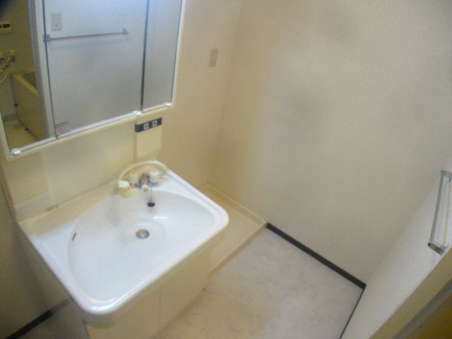 洗面設備　独立洗面台と洗濯パン