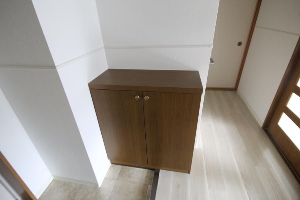 玄関　下足箱付き