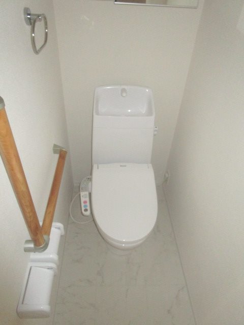 トイレ　写真写真は102号室です。（参考）