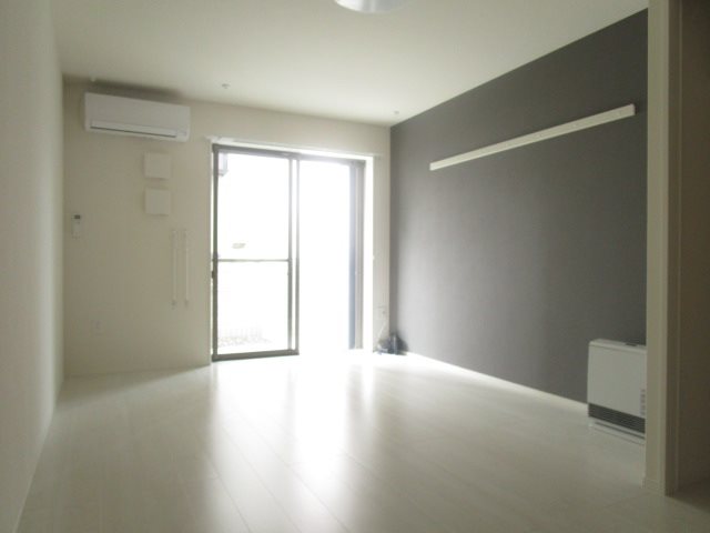 居室・リビング　写真は102号室です。（参考）