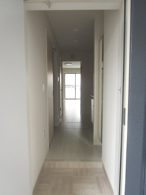 玄関　写真は102号室です。（参考）