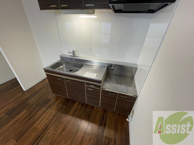 キッチン　キッチン周りは意外と物が多いので棚があるといいですね。