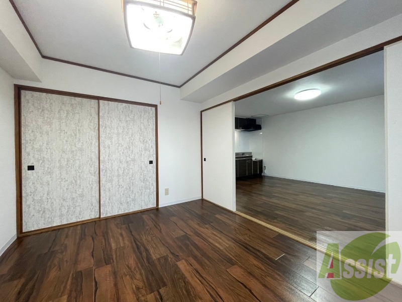 その他部屋・スペース　寝室はこちらです。光が差し込む、温かみのあるお部屋です。