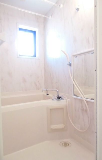 バス・シャワールーム　窓付のお風呂です
