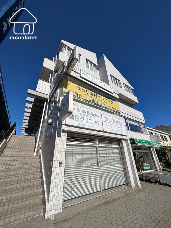 建物外観　下がクリニックになっています