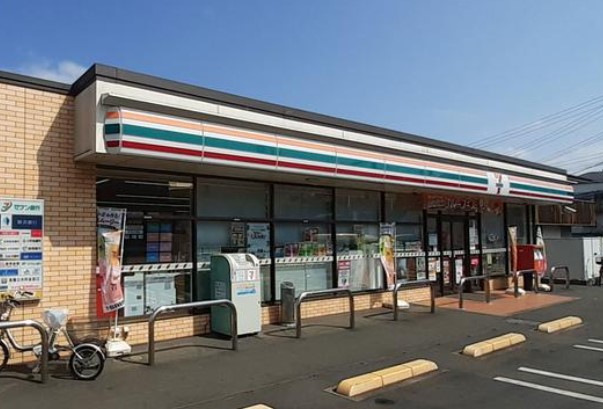 コンビニ　セブンイレブン 横浜川島町西店（コンビニ）まで556m
