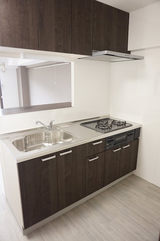 キッチン　３口コンロ付システムキッチンでお料理楽々