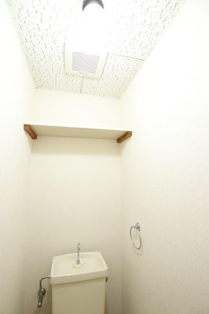 トイレ　トイレ上部には棚がございます♪