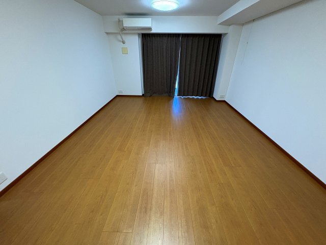 その他部屋・スペース　落ち着いた色調の寝室です