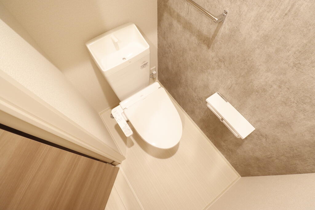 トイレ　収納棚付き・温水洗浄暖房便座のトイレです♪