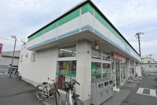 コンビニ　ファミリーマート（コンビニ）まで780m