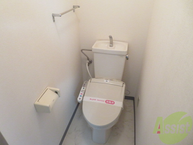 トイレ　ウォシュレット機能がついたトイレです。安心して使用できますね