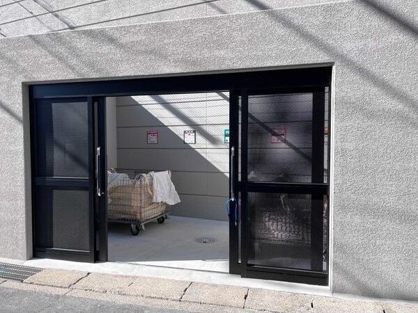 ロビー　敷地内ごみ置き場