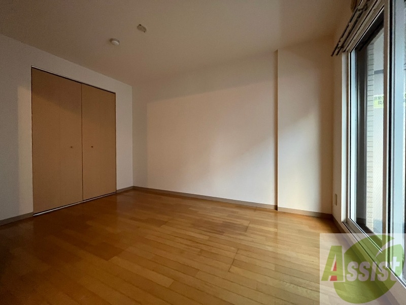 その他部屋・スペース　寝室はこちらです。光が差し込む、温かみのあるお部屋です。