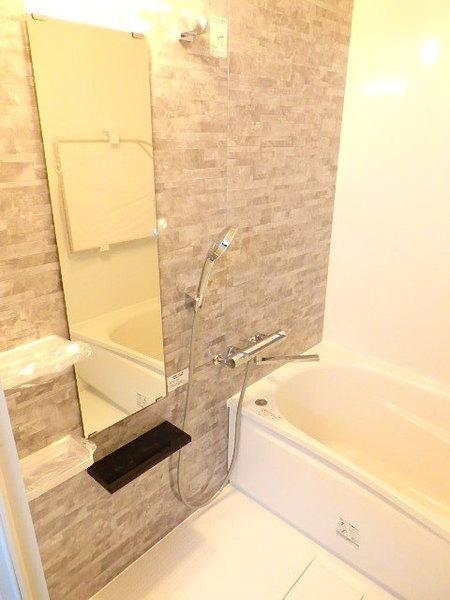 バス・シャワールーム　壁紙がお洒落です！