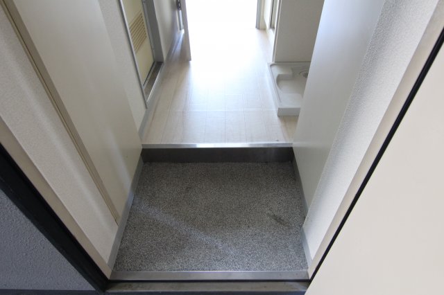 玄関　他のお部屋の参考写真となります。