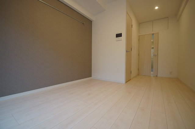 居室・リビング　優しい色合いの床材を使用した居住空間です。