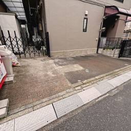 駐車場　駐車場に車を止められます