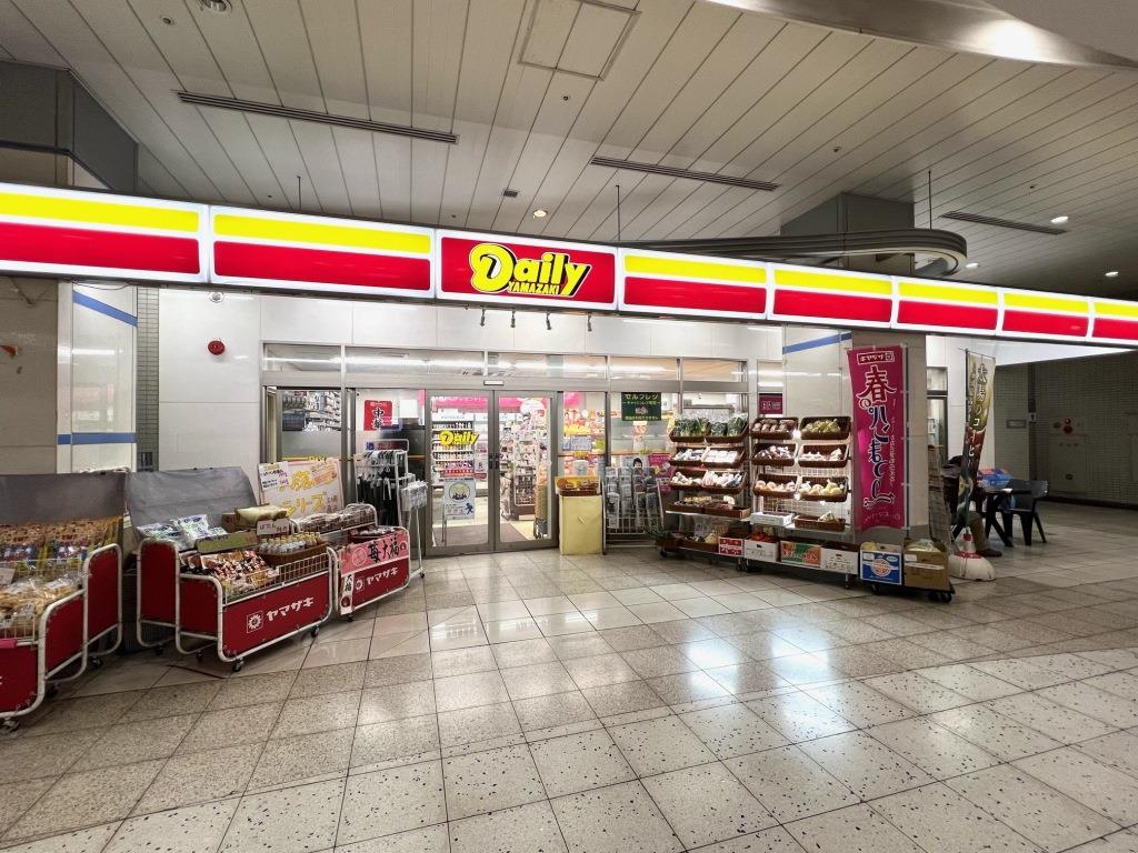 コンビニ　デイリーヤマザキSR鳩ケ谷駅店（コンビニ）まで415m
