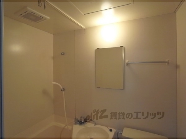 洗面設備　鏡も付いております。
