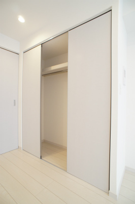 収納　クローゼットと収納棚が有りお部屋がスッキリ片付きそうですね♪