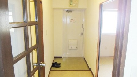 玄関　居室から玄関