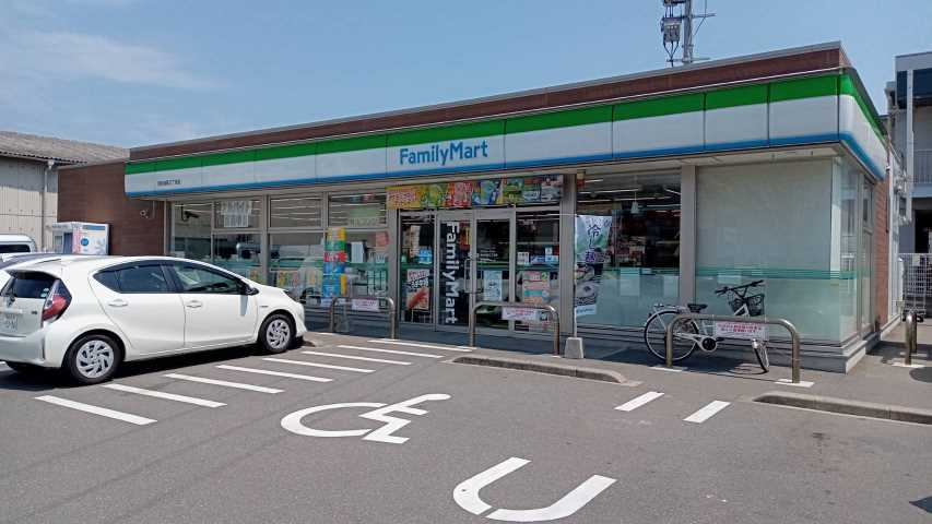 コンビニ　ファミリーマート博多諸岡三丁目店（コンビニ）まで200m