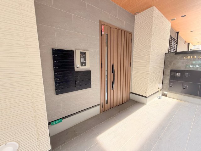エントランス　オシャレなエントランスは安心のオートロック付きです。