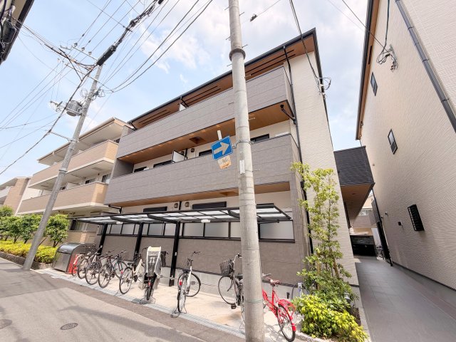 建物外観　オシャレな外観。この周辺では飛びぬけて目立っています。
