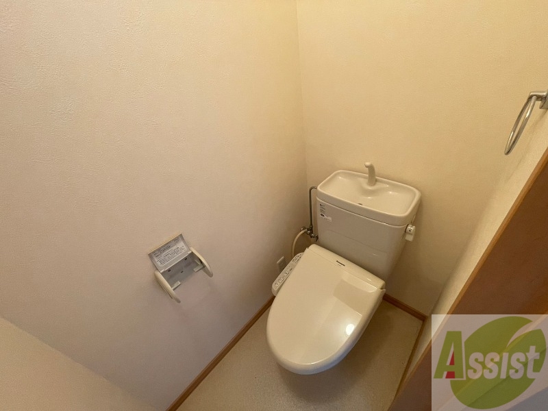 トイレ　トイレです。タオル掛けもついて便利ですね。