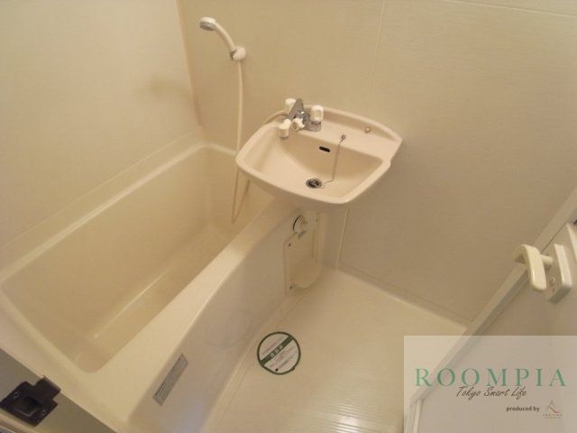 バス・シャワールーム　同タイプの別のお部屋です。