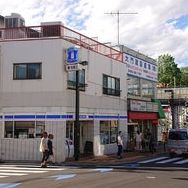 コンビニ　ローソン 三鷹台駅前店（コンビニ）まで54m