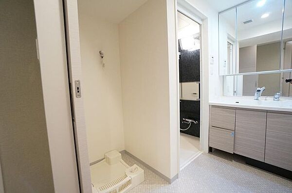 洗面設備　同マンション同タイプのお部屋になります（反転タイプ）