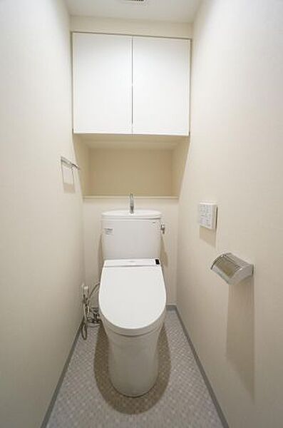 トイレ　同マンション同タイプのお部屋になります（反転タイプ）