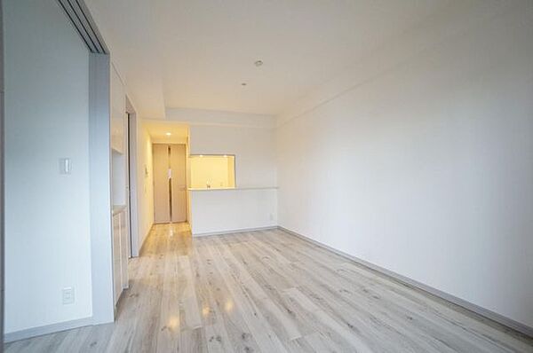 居室・リビング　同マンション同タイプのお部屋になります（反転タイプ）