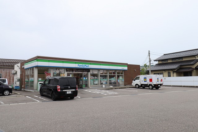 コンビニ　ファミリーマート（コンビニ）まで759m