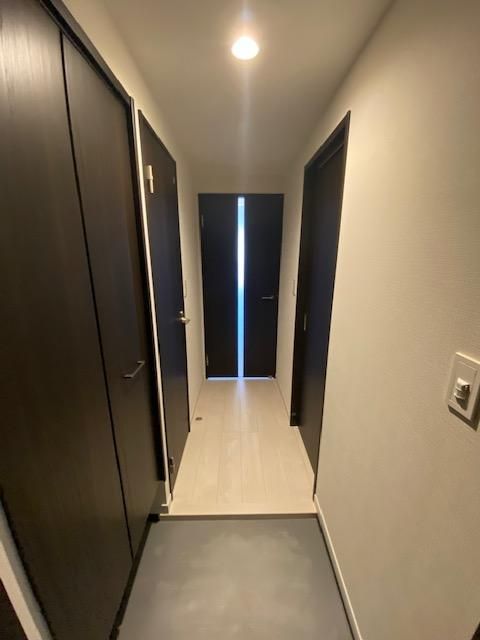 玄関　【玄関】白い床とメリハリある建具のバランスが良いです