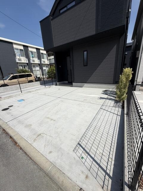 エントランス　駐車場無料です